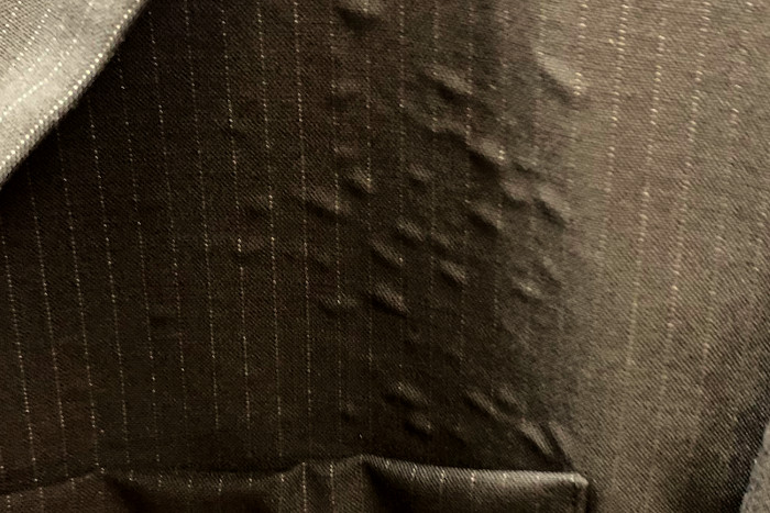 Arrugas en un traje termofijado