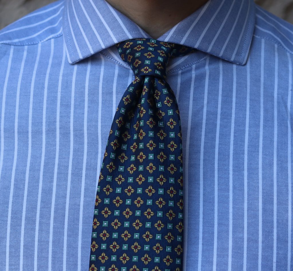 corbata estampada combinada con camisa de rayas