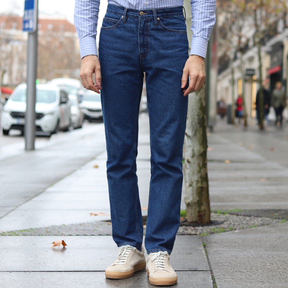 vaqueros azul oscuro de tiro alto con cadera alta high waist