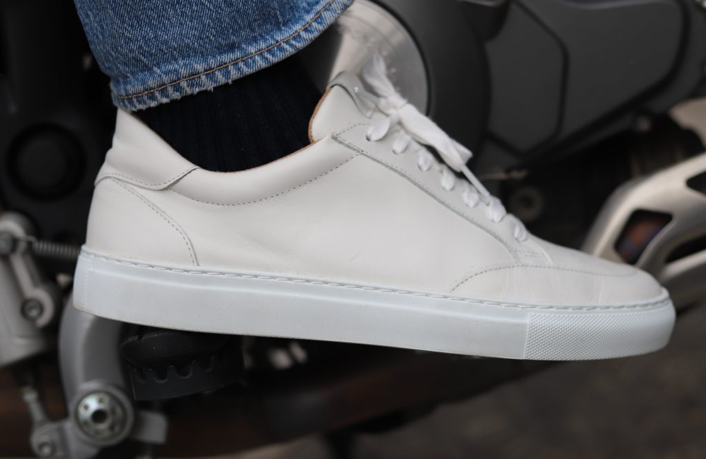 Zapatillas deportivas blancas para vestir bien